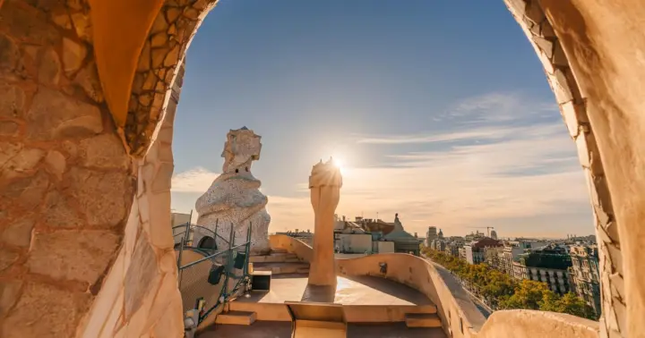 La Pedrera - Casa Milà: entrada al atardecer con audioguía