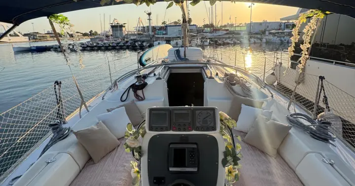 Valencia en Barco: Baño en el Mar, Vino y Música | 2 Horas Privadas