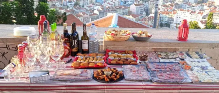 Lisbon: Private Highlights Tuk-Tuk Tour with Tapas and Wine