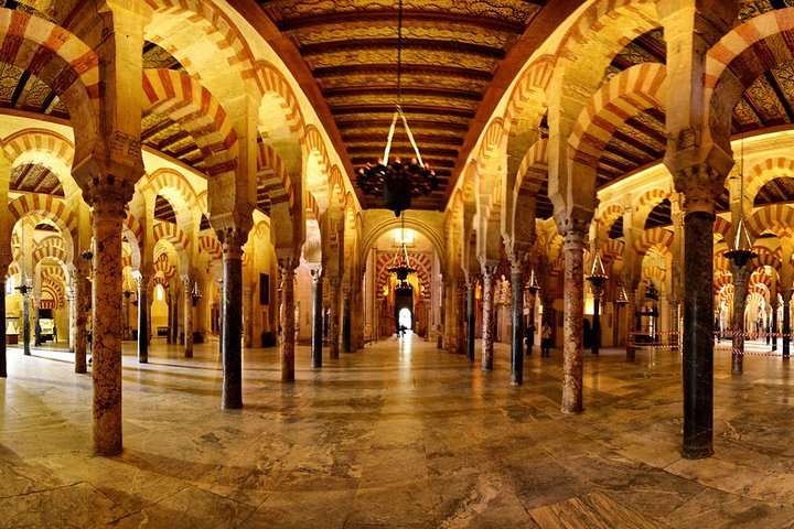 Córdoba y Carmona con Mezquita, Sinagoga y Patios de Sevilla