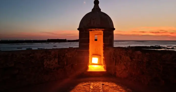 Relatos históricos y leyendas al atardecer en el Castillo de Santa Catalina