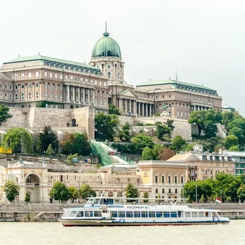 Budapest: Crucero turístico Hop-on Hop-off + Audioguía + 1 Bebida