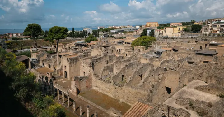 Herculaneum: Skip-Line, Smart Guide and Train from Naples