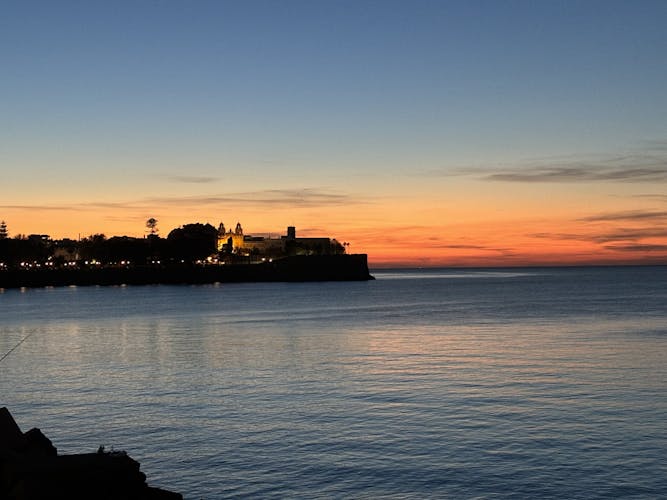 Experiencia en catamarán al atardecer en Cádiz con una bebida