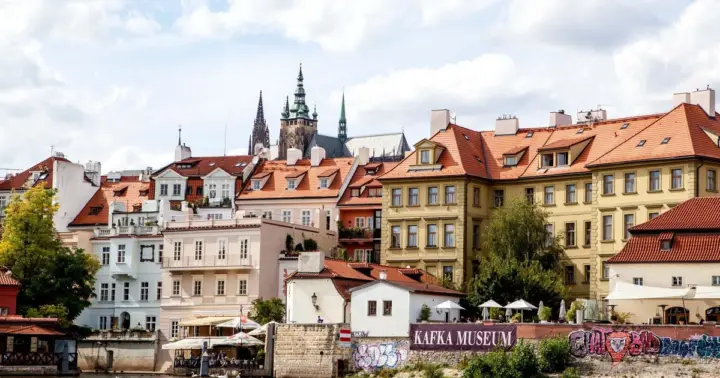 Prague: Full-Day Sightseeing Tour with Cruise and Lunch