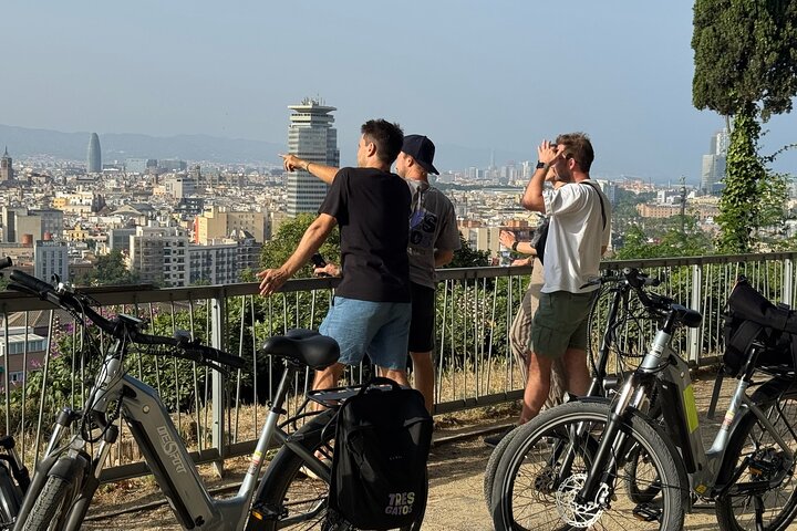 Montjuic Barcelona: Tour panorámico en bicicleta eléctrica Vistas y parada de tapas