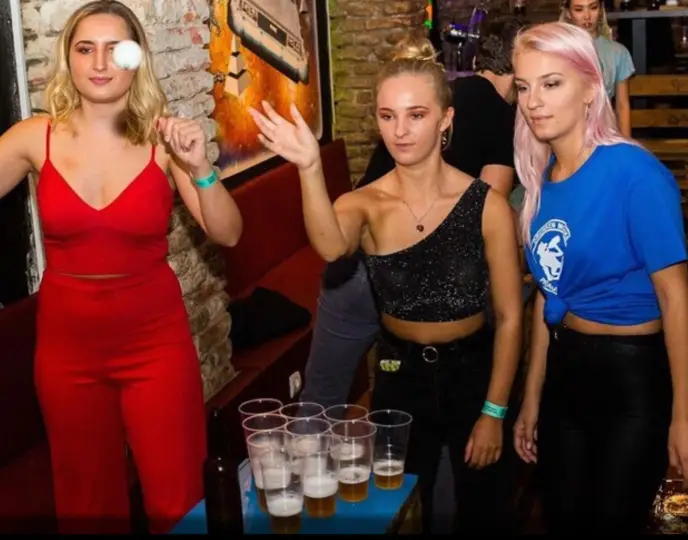Praga: Experiencia Beer Pong con Cerveza Checa Ilimitada