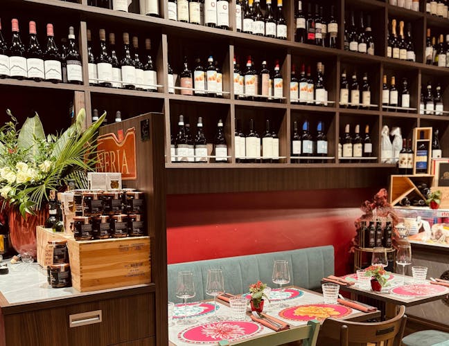 Recorrido gastronómico por restaurantes tradicionales y maridajes de vinos.