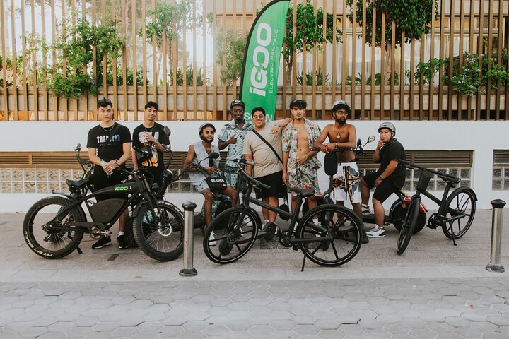 Encuentra el pato en Benidorm montando en patinete eléctrico