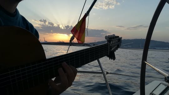 Experiencia de navegación al atardecer en Barcelona con guitarra española en vivo