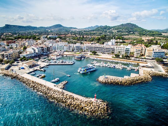 Excursión en barco con fondo de cristal Moonfish de 2,5 horas con parada para nadar en Cala Varques