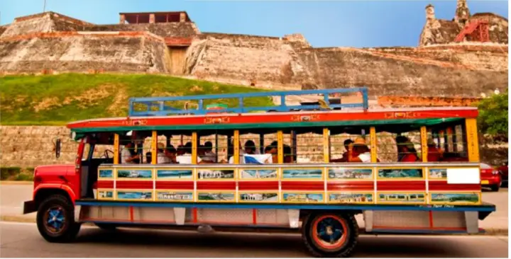 TOUR DE LA CIUDAD EN CHIVA TÍPICA Cartagena