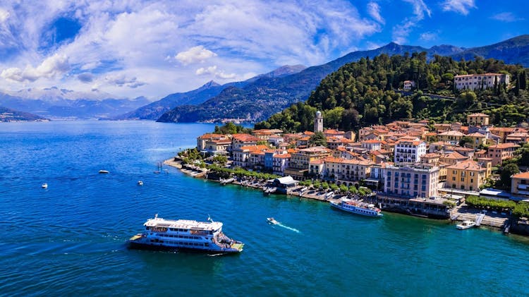 Small-Group Tour with Boat Cruise in Lake Como, Bellagio and Varenna from Milan