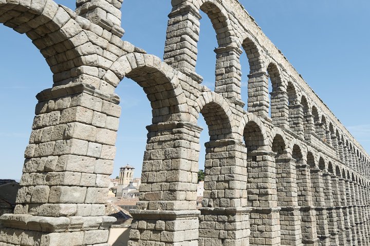 Excursión de un día a Ávila y Segovia desde Madrid con almuerzo