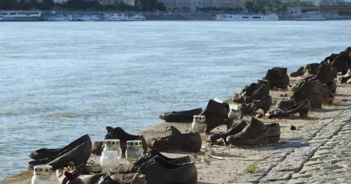 Budapest: Walking Tour to the Shoes Memorial and Parliament