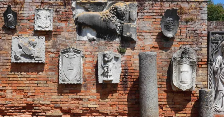 Venice Islands: Murano Glass & Burano Colors Guided Visit