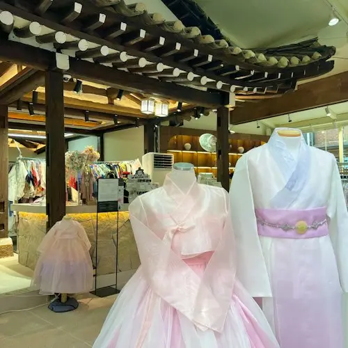Sesión de fotos y alquiler de hanbok premium: alquiler de hanbok + maquillaje opcional en Gyeongbokgung