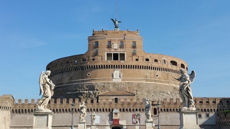 Entrada a la Basílica de San Pedro, Passetto di Borgo y Castel Sant'Angelo