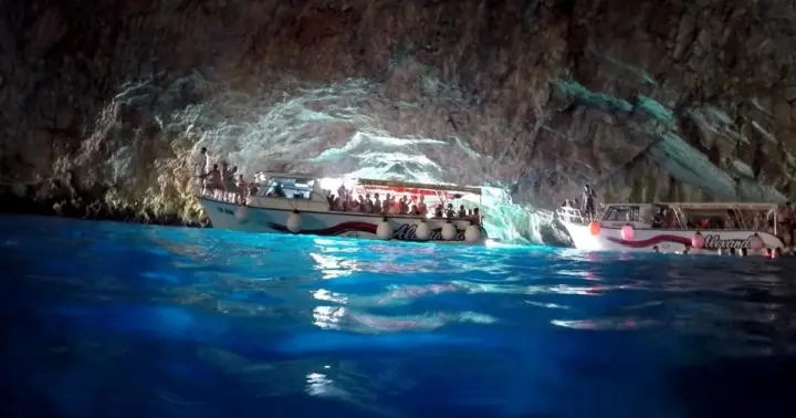Tivat: túnel submarino, cueva azul y playa de Zanjice en tour en barco