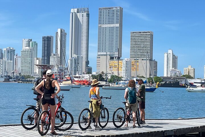TOUR BICICLETA y ALMUERZO EN SPOT FAVORITO DE ANTHONY BOURDAIN