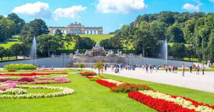 Vienna: Skip-the-Line Schönbrunn Palace & Gardens Tour