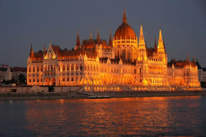 Budapest: crucero nocturno, asientos garantizados en la azotea y trae tu bebida