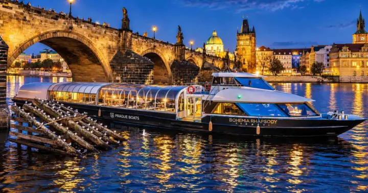Praga: paseo en barco nocturno con cena buffet y música en directo