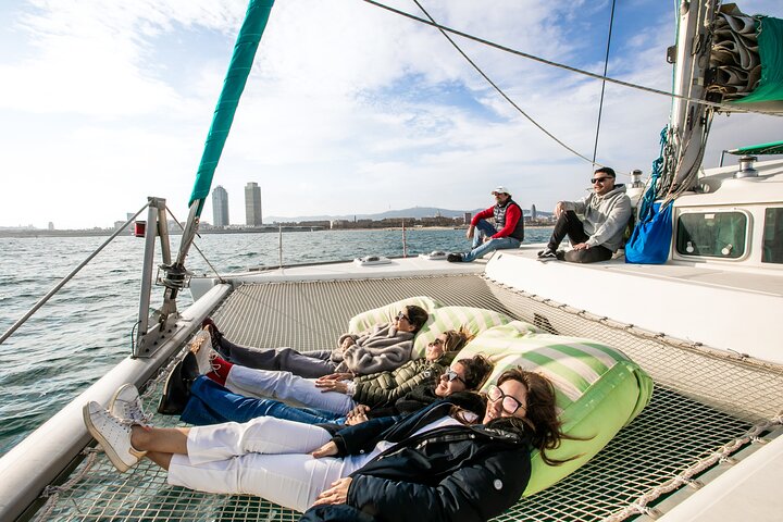 Barcelona Excursión en grupo pequeño en catamarán con tapas, cava y puesta de sol