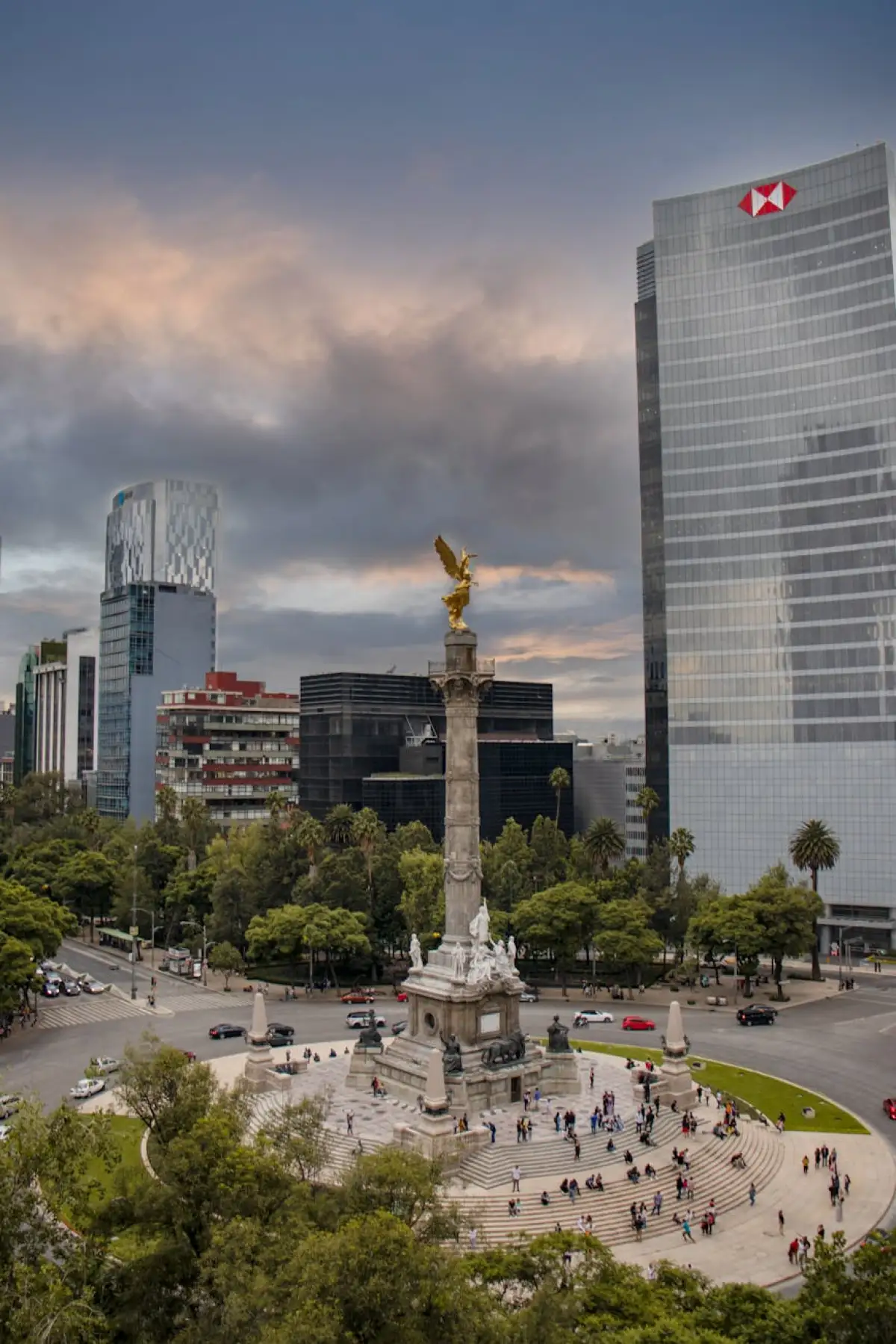 11. Plaza de Oriente: Un jardín real en el corazón de la ciudad