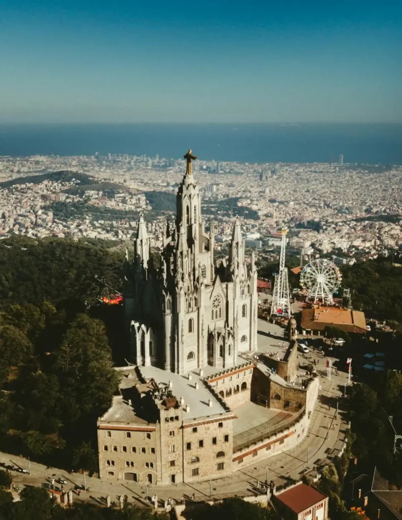 Vista panorámica del Tibidabo en Barcelona, España